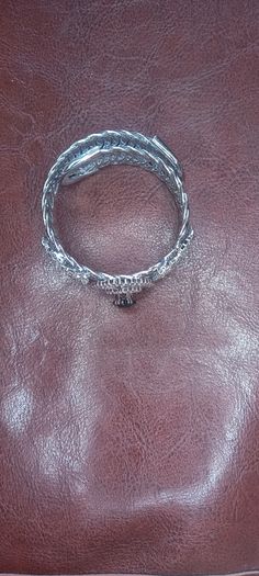Vintage jewelry is sold individually for 5 to 10 euros