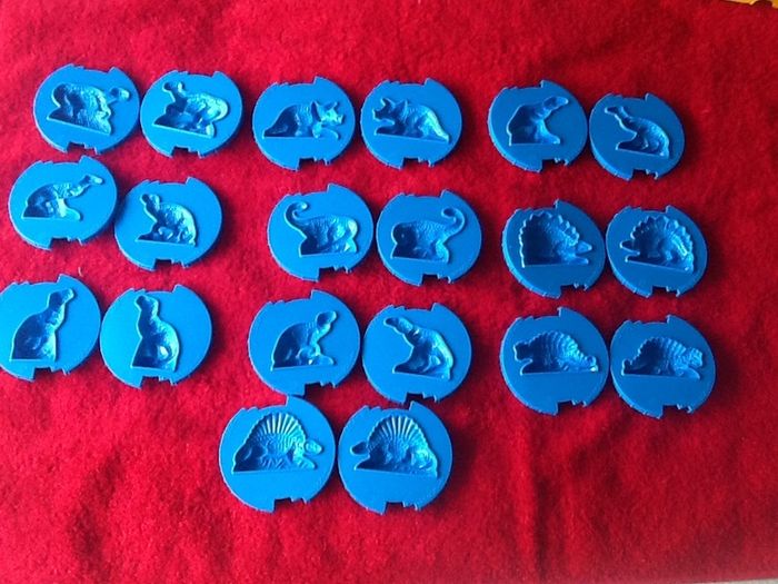 CRAYOLA - Mould-A-Saurus... With 10 moulds  & press !