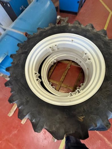 Ford rims 13.6/28 with Firestone Tyres