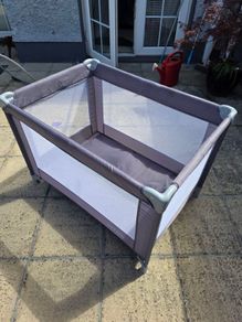 Baby travel cot