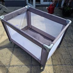 Baby travel cot