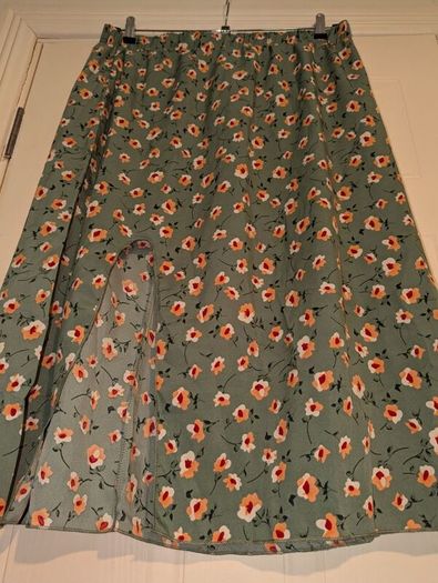 Gorgeous floral midi skirt with side slit