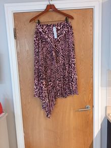 Topshop Pleated  Pink  Skirt.   S.16.  B.N.W.T