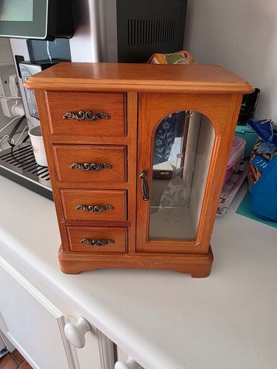 Jewelry box