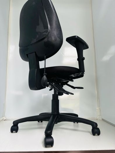 office chair Highest Grade (new cost 899 sterling )