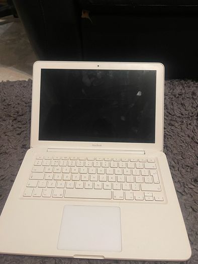 White 2010 macbook