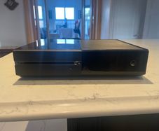 xbox one with 2 controllers Read description