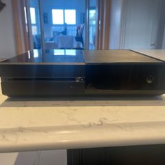 xbox one with 2 controllers Read description