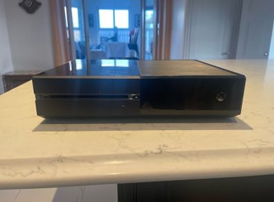 xbox one with 2 controllers Read description