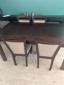 Extendable dining table