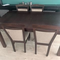 Extendable dining table