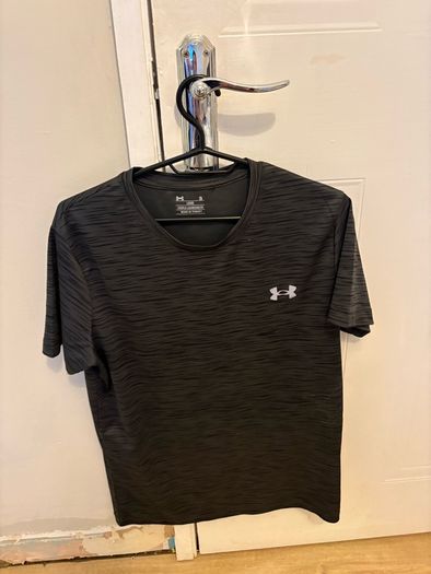 Under armour t shirts men's small