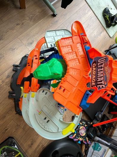 Hot wheels ultimate dino garage