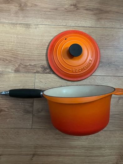 Le Creuset Cast Iron Saucepan with Wooden Handle Lovely genuine signature Volcanic colour size 18