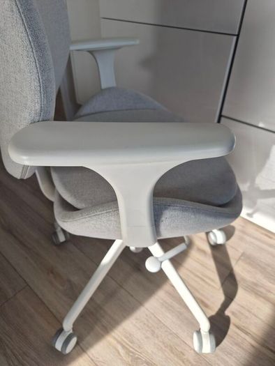 IKEA Office Chair with Armrests (Beige/White) - Good Condition