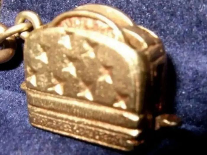 Vintage 9ct Gold Pop-Up Toaster Charm