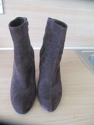 Brown Suede Ankle Boots from Alberto Zago size 6