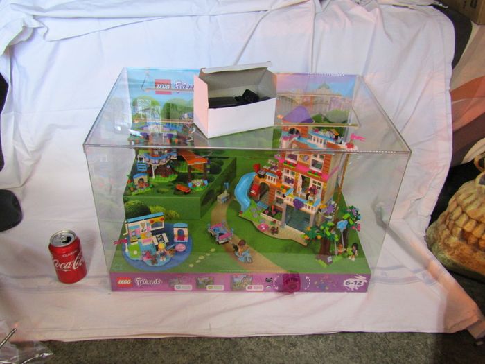 LEGO Friends XXL Shop Display Showcase New Never Used Lego Sets 41328 41335 And 41340 This is a cool lego display loads of moving parts when you turn the wheel it will turn the house around Also lights up plug in with AC plug