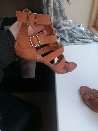 beautiful tan sandles