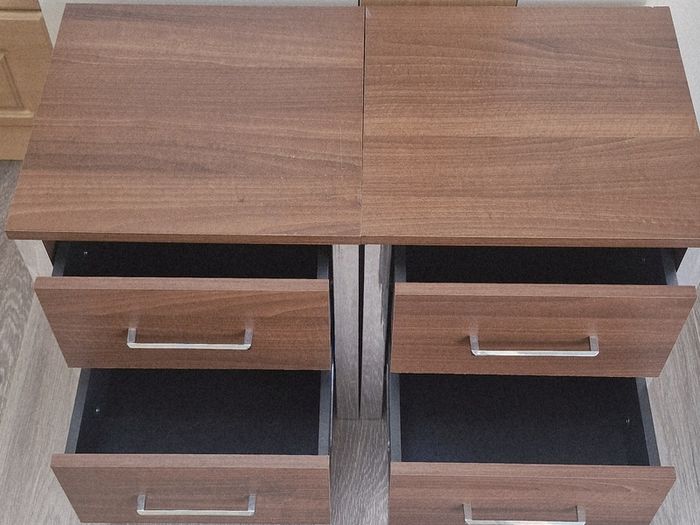2 bedside lockers