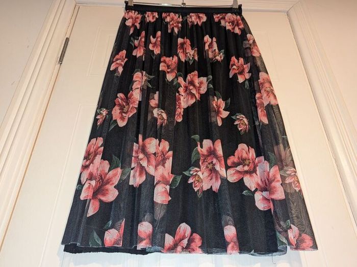Stunning floral midi skirt from Zuiki
