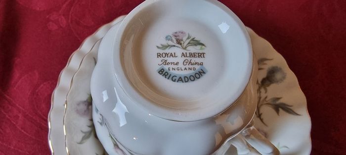 21 Piece Royal Albert Brigadoon Pattern Bone China Gold Gilt Tea Set For 6 Person Setting Made In England
