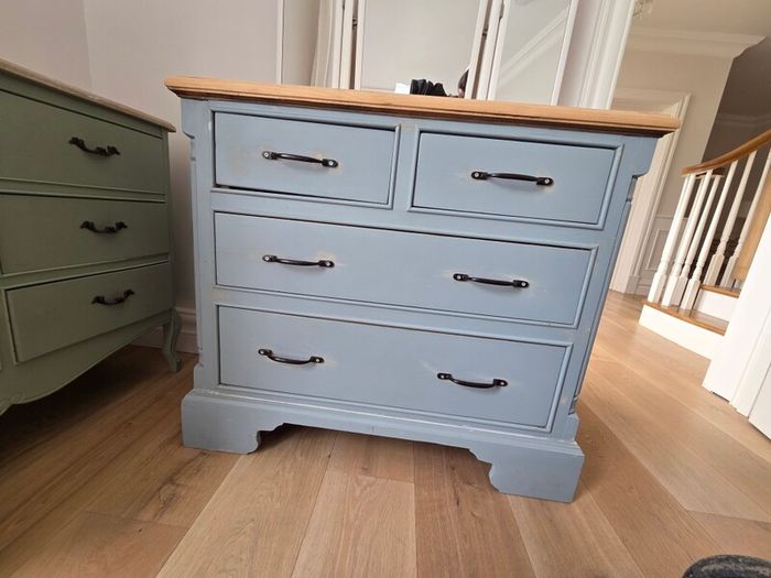 chest of drawers