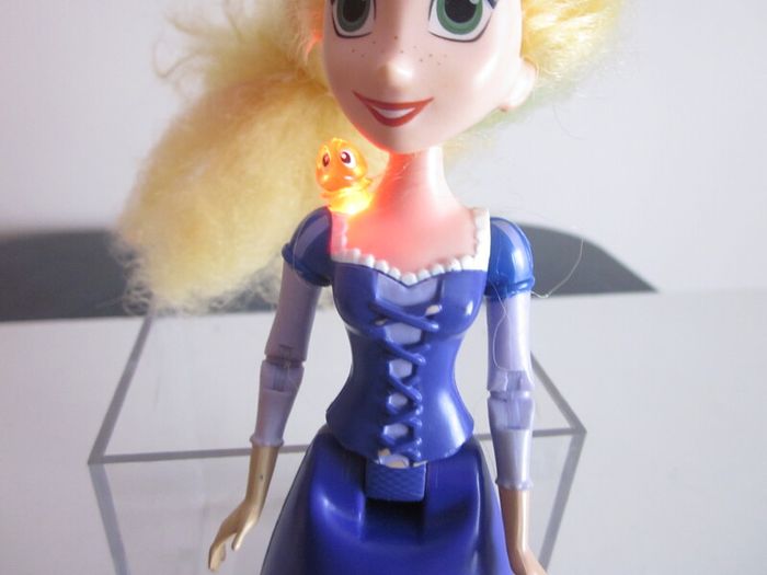 Disney Tangled The Series Musical Lights Rapunzel Doll w/ Pascal -Sings & Speaks
