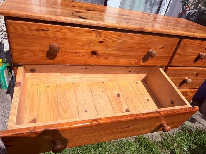 chest of drawers
