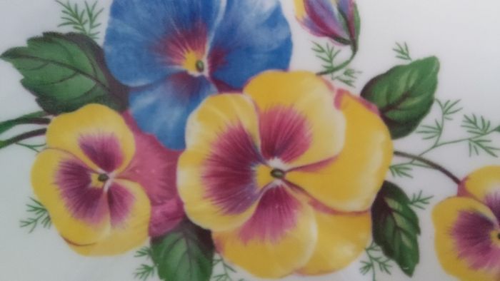 Stunning Vintage Dorchester Finest Bone China 21 Piece Teaset in a Fabulous Multicoloured Pansy Pattern in Excellent Condition