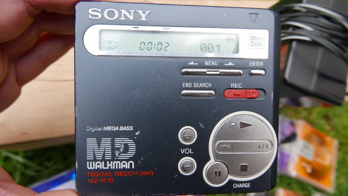 Sony MZ-R700 Portable Minidisc Walkman Player In Good Working Condition (charger and a large Minidiscs set)