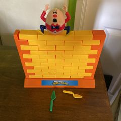 Humpty Dumpty's wall game