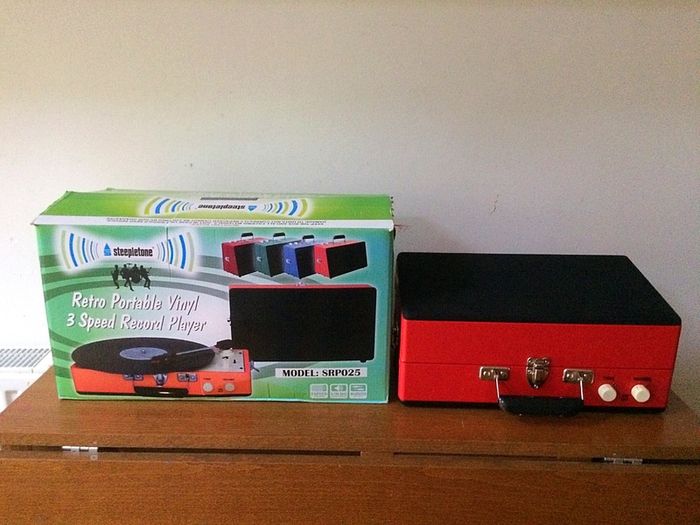 Record Player-Steepletone SRP025 with Detachable Speaker