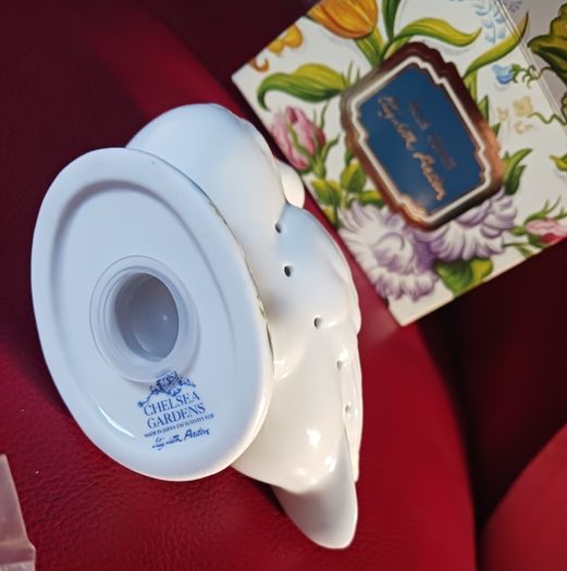 1985 Elizabeth Arden Porcelain Duck Pomander