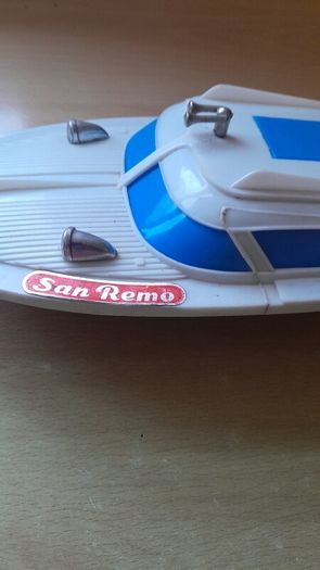 vintage 1970s wind up speed boat made in west Germany.