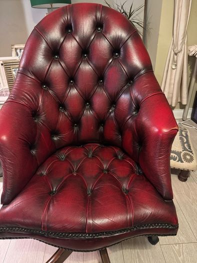 Chesterfield Swivel office chair - Mint condition