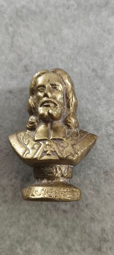 2 BRASS ITMEES-1- Primitive Antique Early Country Brass Push Up 9.5 INCHES Candlestick55.00 euro. 2- Brass Oliver Plunkett Tapper or papper wighte 60.00 euro.