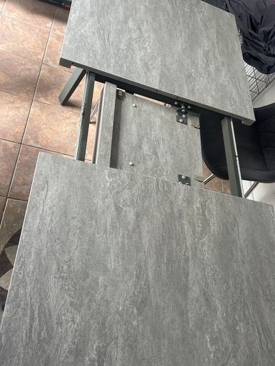 Extendable table and 5 chairs