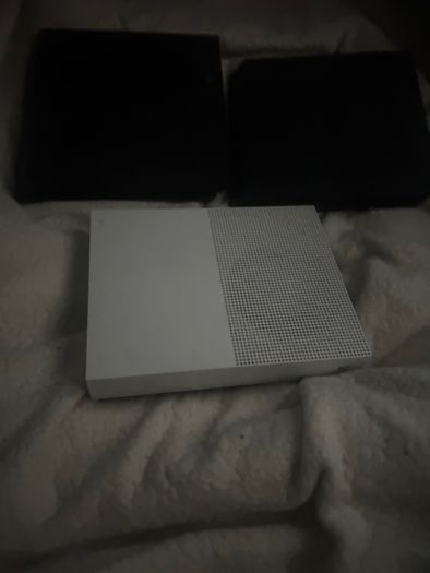 Selling 2 ps4 2 xbox 1's and a wheel set