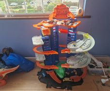 Hot wheels Ultimate Garage Track