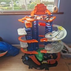 Hot wheels Ultimate Garage Track