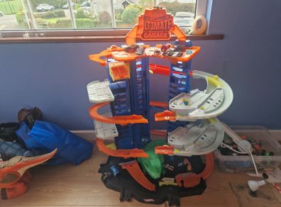 Hot wheels Ultimate Garage Track