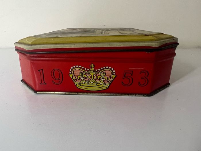 Vintage Jacobs Biscuit Tin - Royal Windsor Coronation - Made in Liverpool England 1953