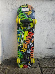 Complete Skateboard - Vibrant Graphic Deck & Yellow Wheels