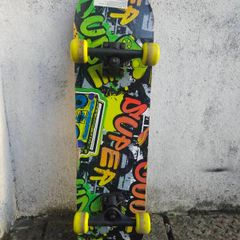 Complete Skateboard - Vibrant Graphic Deck & Yellow Wheels