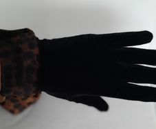 New velvet gloves with leopard print top