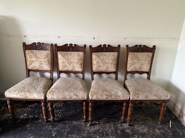 Antique extendable oak table and 4 carved oak chairs