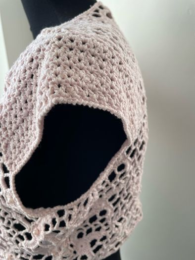 Jensen Woman pink pearl crochet tie front top cardigan sleeveless size medium