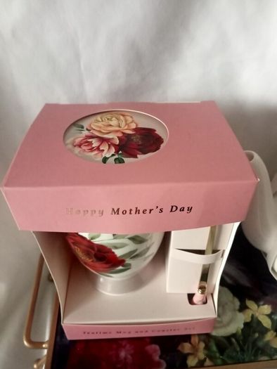 Gift set of a teapot, mug, spoon and coaster.
