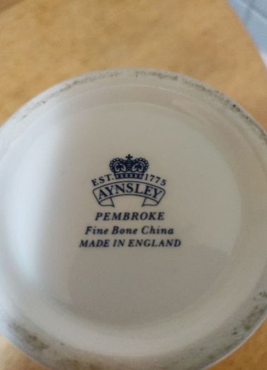 6" Pembroke Edwardian Flower Vase (Gold Trim) by AYNSLEY Fine Bone china in Excellent condition